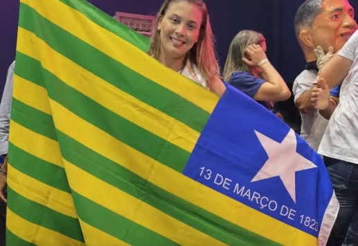 Larissa Freire segurando a bandeira do Piauí em evento da campanha
